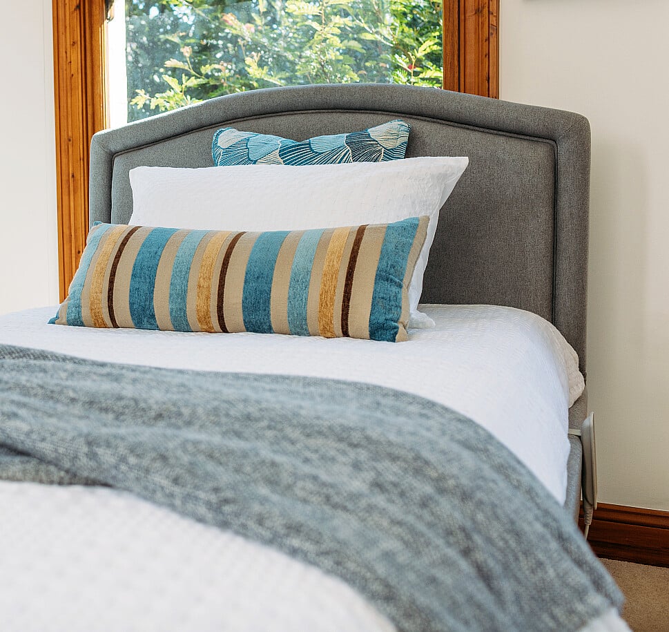 Cubro Casero Duo Super Single Adjustable Care Bed with Mediflex Mattress - Image 3